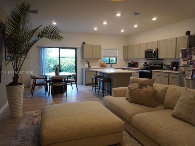 Дом в аренду по адресу 385 NW 9th St 385 - фото 7420810