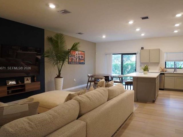 Дом в аренду по адресу 385 NW 9th St 385 - фото 7420811