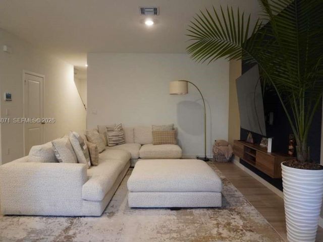 Дом в аренду по адресу 385 NW 9th St 385 - фото 7420812