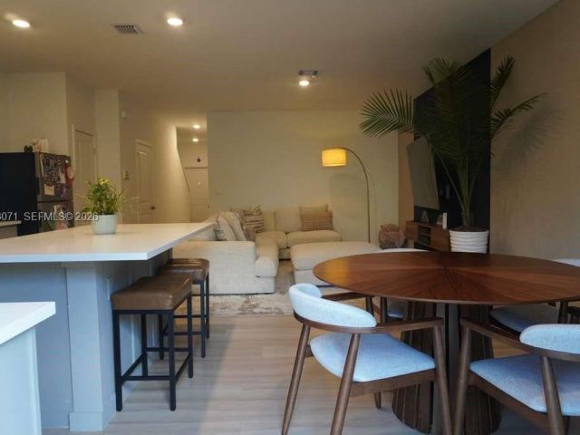 Дом в аренду по адресу 385 NW 9th St 385 - фото 7420813