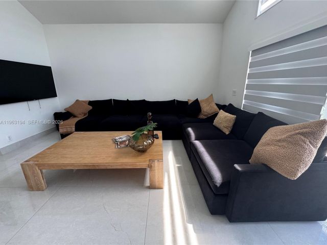 Дом в аренду по адресу 4943 SW 33rd Way - фото 7436855