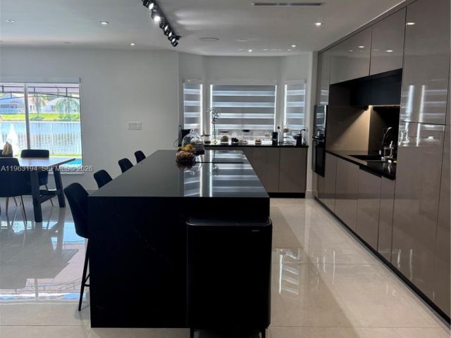 Дом в аренду по адресу 4943 SW 33rd Way - фото 7436856