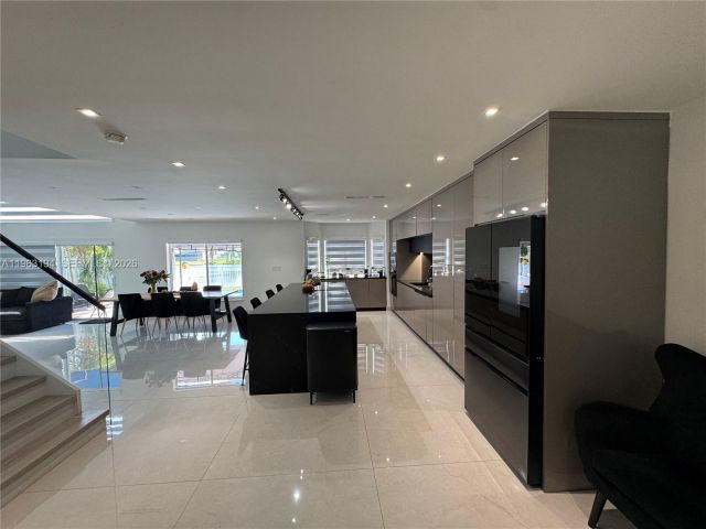 Дом в аренду по адресу 4943 SW 33rd Way - фото 7436857