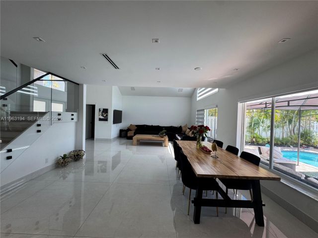 Дом в аренду по адресу 4943 SW 33rd Way - фото 7436859