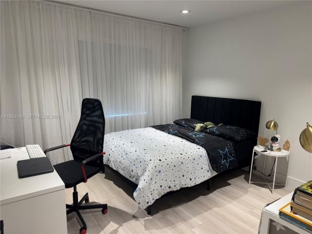 Дом в аренду по адресу 4943 SW 33rd Way - фото 7436867