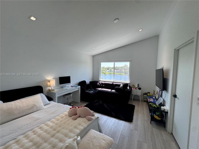 Дом в аренду по адресу 4943 SW 33rd Way - фото 7436868