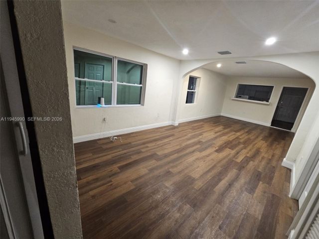 Продажа дома по адресу 1717 NW 69th St - фото 7511915