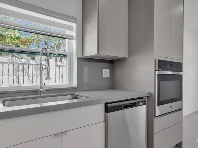 Продажа дома по адресу 1010 N 16th Ave - фото 7413152