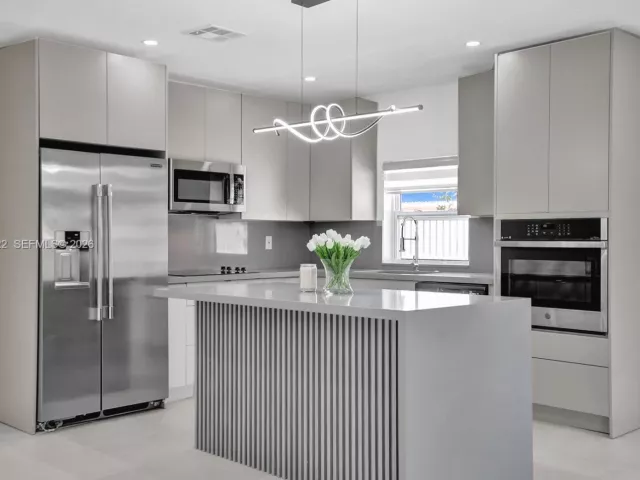 Продажа дома по адресу 1010 N 16th Ave - фото 7413156