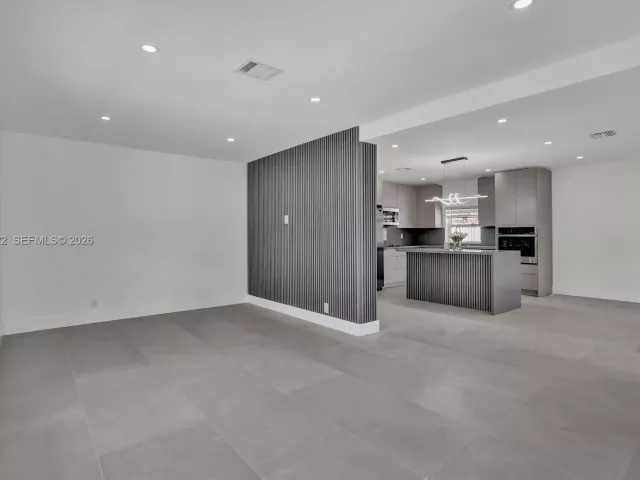 Продажа дома по адресу 1010 N 16th Ave - фото 7413159