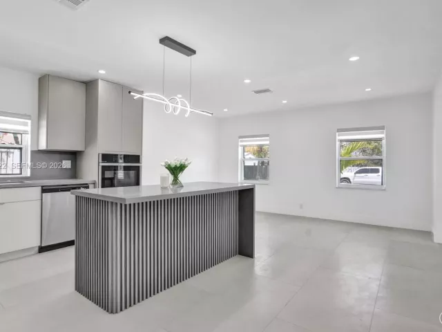 Продажа дома по адресу 1010 N 16th Ave - фото 7413149