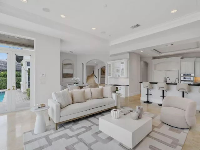 Продажа дома по адресу 501 Golden Harbour Drive - фото 9310805