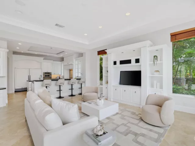 Продажа дома по адресу 501 Golden Harbour Drive - фото 9310806