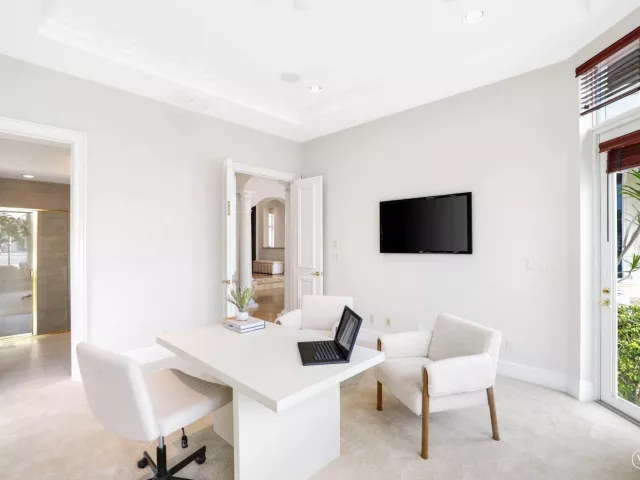 Продажа дома по адресу 501 Golden Harbour Drive - фото 9310813