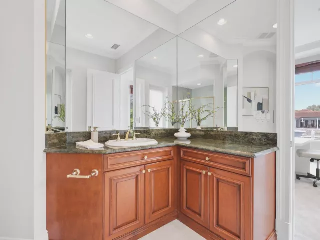 Продажа дома по адресу 501 Golden Harbour Drive - фото 9310815