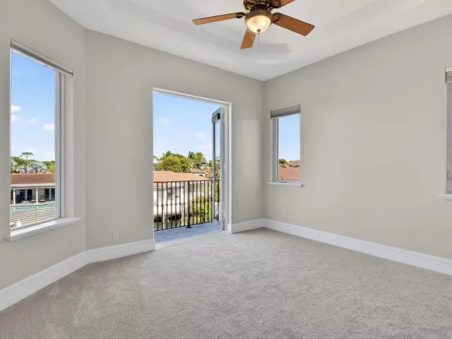Продажа дома по адресу 501 Golden Harbour Drive - фото 9310831