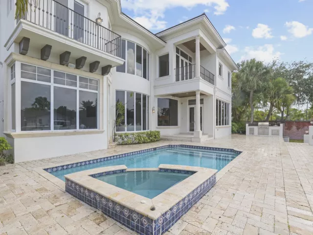 Продажа дома по адресу 501 Golden Harbour Drive - фото 9310832