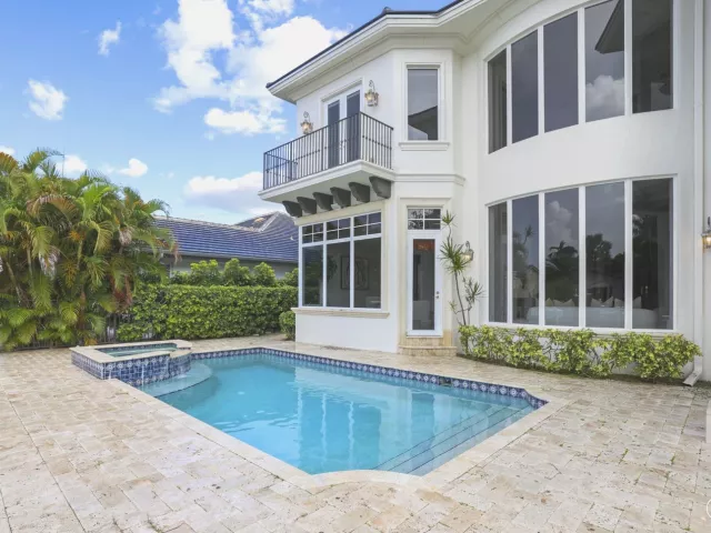 Продажа дома по адресу 501 Golden Harbour Drive - фото 9310834