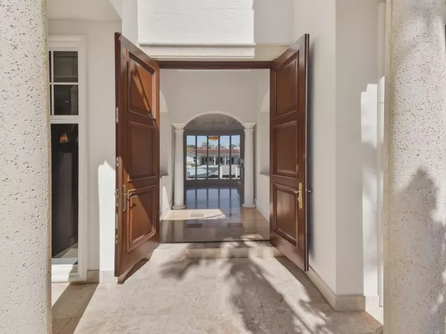 Продажа дома по адресу 501 Golden Harbour Drive - фото 9310794