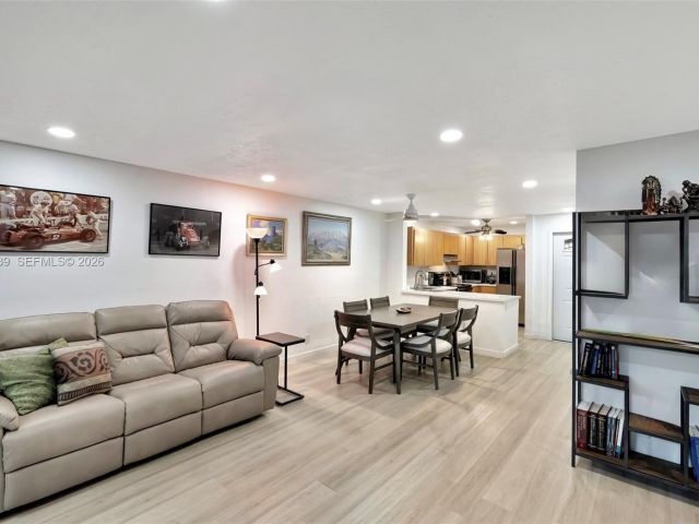 Продажа дома по адресу 499 SE 13th St 7E - фото 7411105