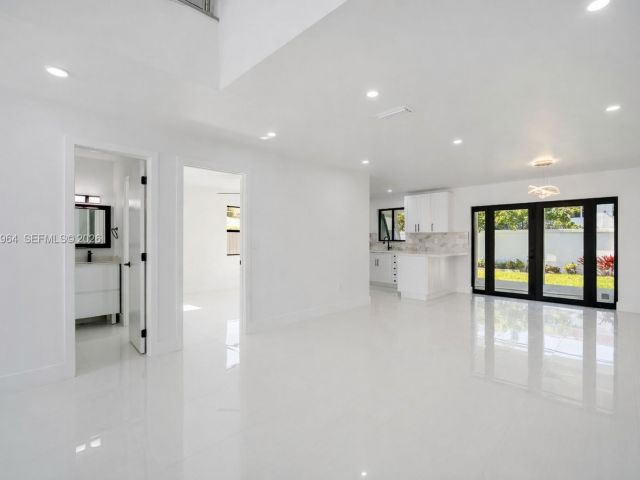 Продажа дома по адресу 1406 SW 104th Ct - фото 7509095