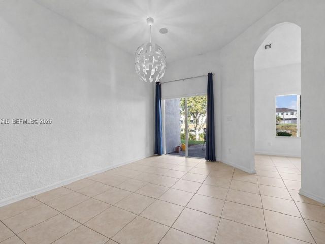 Дом в аренду по адресу 2467 SE 19th St - фото 7458507