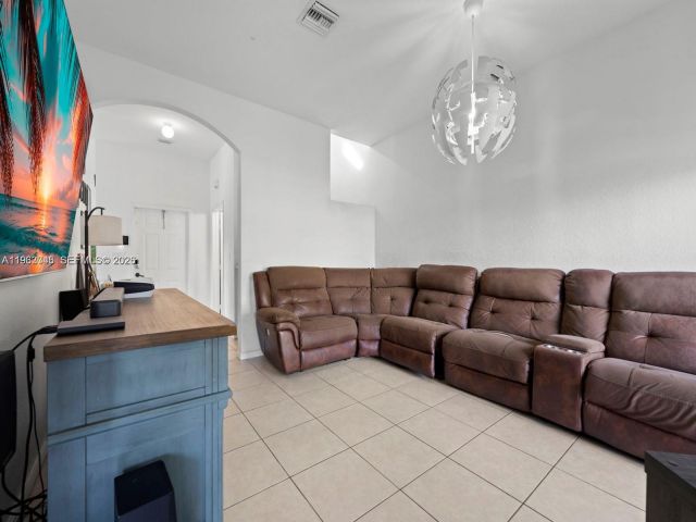 Дом в аренду по адресу 2467 SE 19th St - фото 7458508