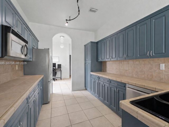 Дом в аренду по адресу 2467 SE 19th St - фото 7458511