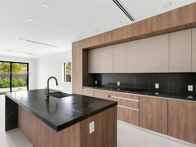 Продажа дома по адресу 1431 SW 20th St - фото 7466133