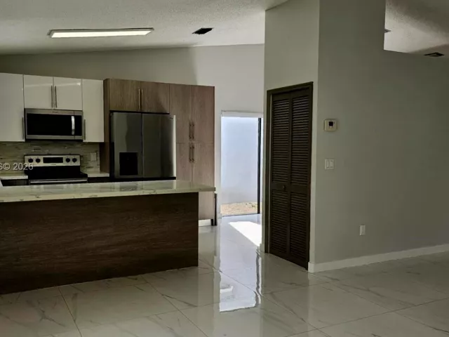 Дом в аренду по адресу 14470 SW 96th Ter - фото 7414073