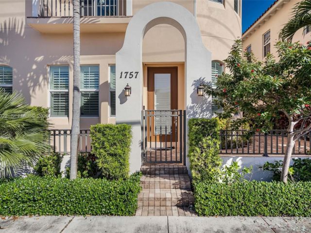 Дом в аренду по адресу 1757 NE 9th St - фото 7482630