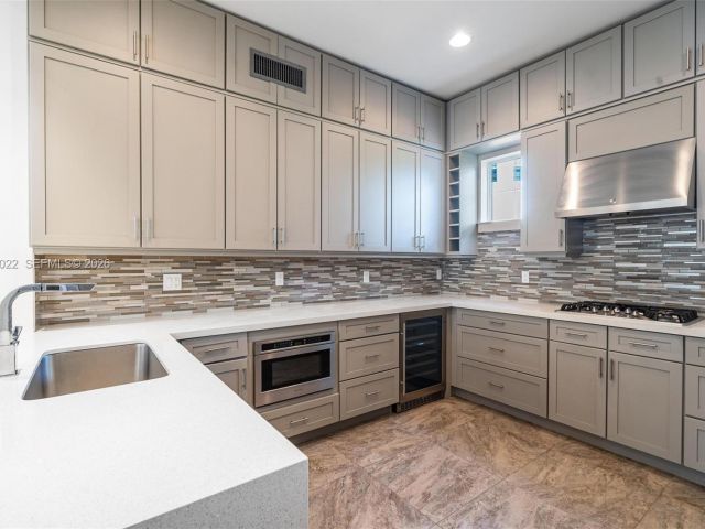 Дом в аренду по адресу 1757 NE 9th St - фото 7482631