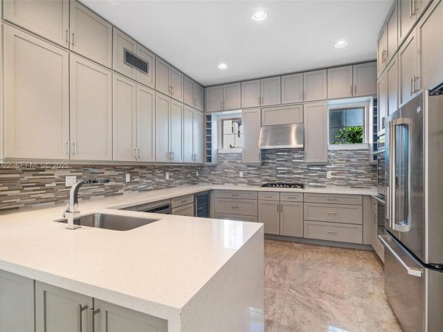 Дом в аренду по адресу 1757 NE 9th St - фото 7482632