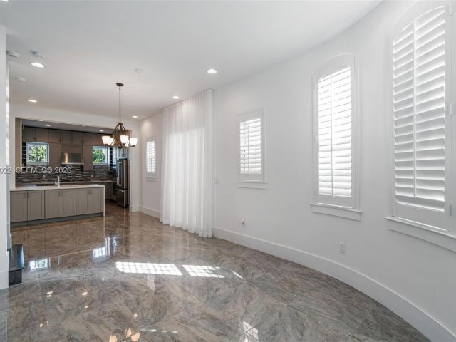 Дом в аренду по адресу 1757 NE 9th St - фото 7482638