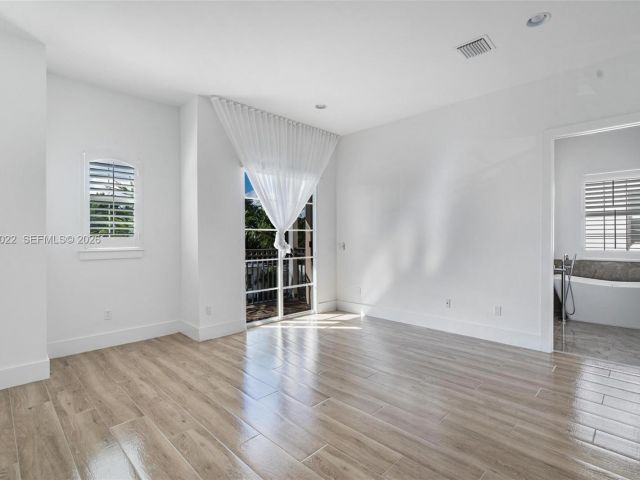 Дом в аренду по адресу 1757 NE 9th St - фото 7482639