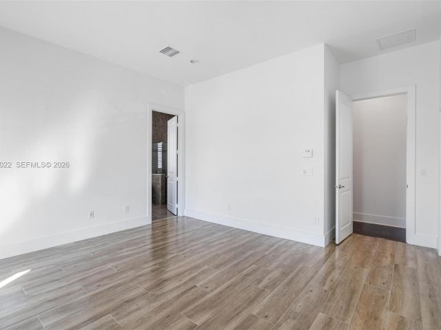 Дом в аренду по адресу 1757 NE 9th St - фото 7482640