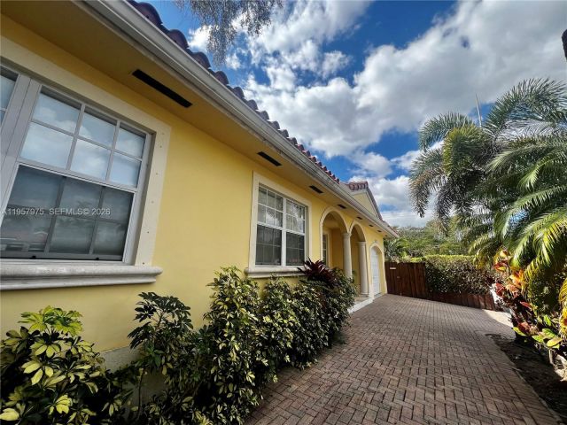 Продажа дома по адресу 2301 SW 22nd Ave - фото 7529334