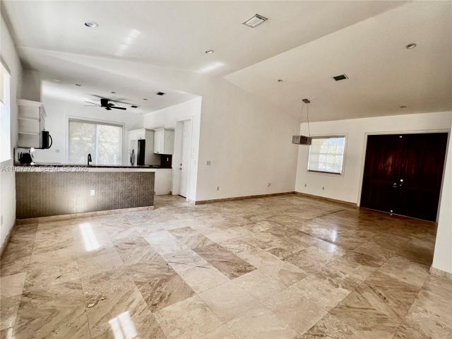 Продажа дома по адресу 2301 SW 22nd Ave - фото 7529335