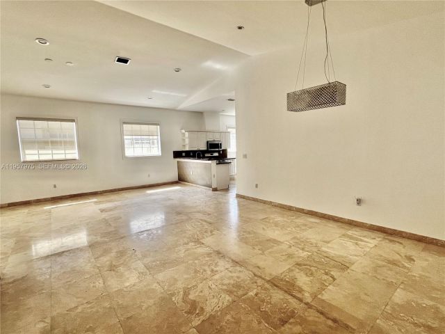 Продажа дома по адресу 2301 SW 22nd Ave - фото 7529336