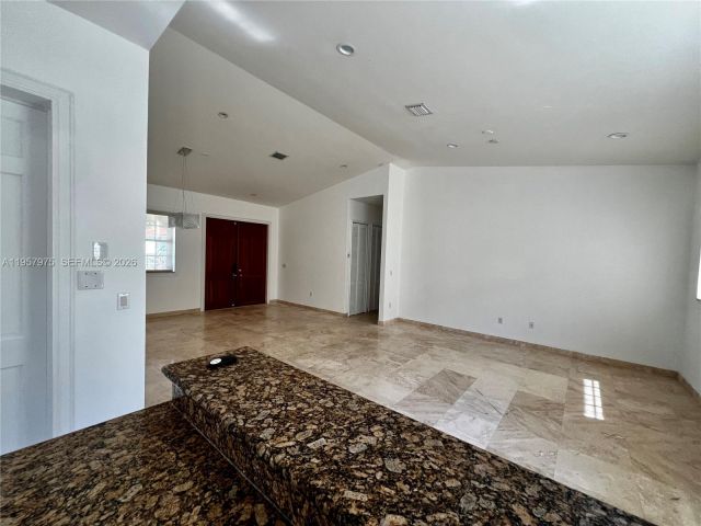 Продажа дома по адресу 2301 SW 22nd Ave - фото 7529337