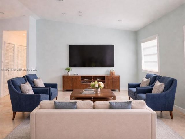 Продажа дома по адресу 2301 SW 22nd Ave - фото 7529338