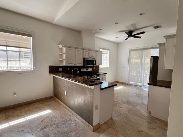 Продажа дома по адресу 2301 SW 22nd Ave - фото 7529339