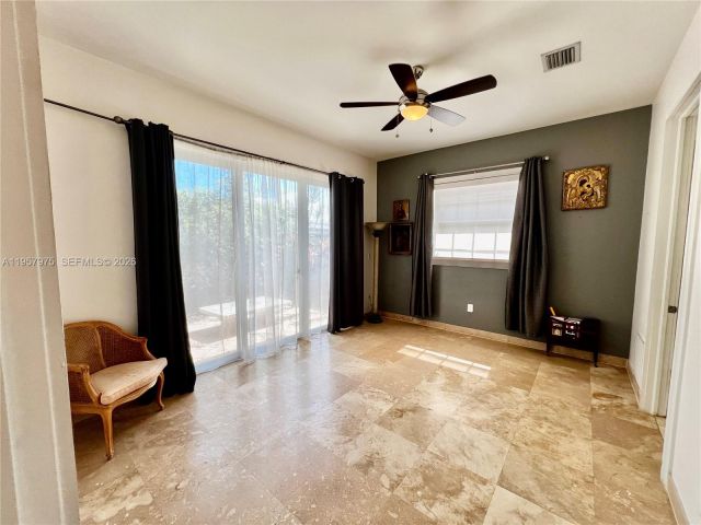 Продажа дома по адресу 2301 SW 22nd Ave - фото 7529341