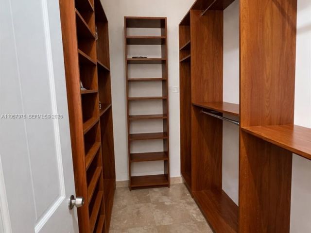 Продажа дома по адресу 2301 SW 22nd Ave - фото 7529342