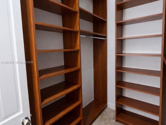 Продажа дома по адресу 2301 SW 22nd Ave - фото 7529343