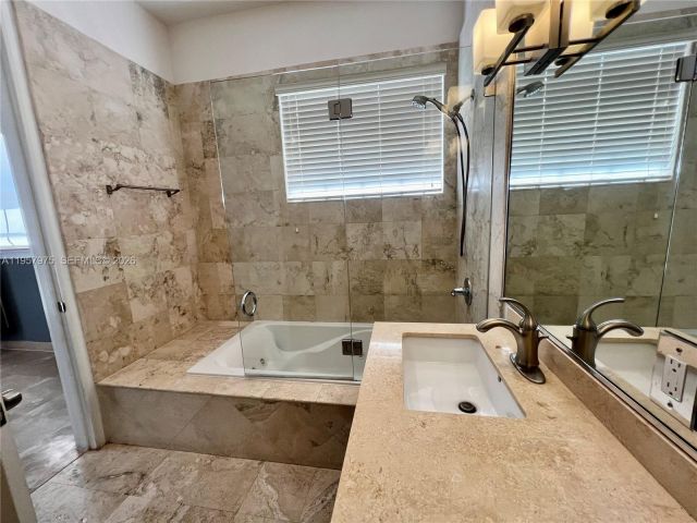 Продажа дома по адресу 2301 SW 22nd Ave - фото 7529344