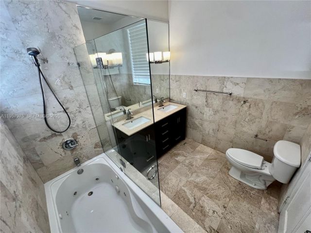 Продажа дома по адресу 2301 SW 22nd Ave - фото 7529345