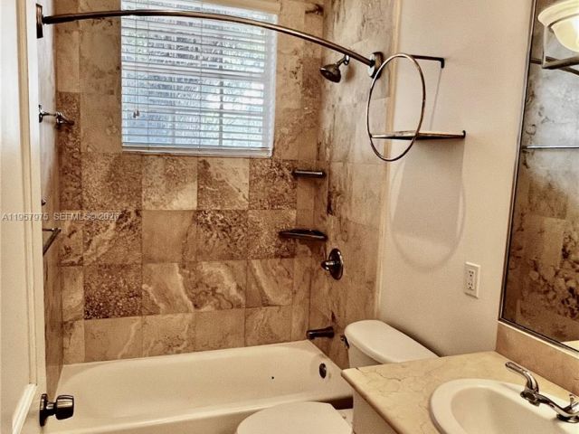 Продажа дома по адресу 2301 SW 22nd Ave - фото 7529347