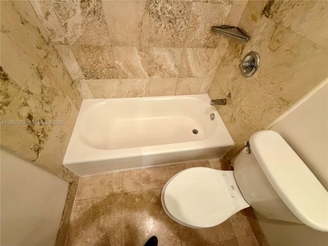 Продажа дома по адресу 2301 SW 22nd Ave - фото 7529348