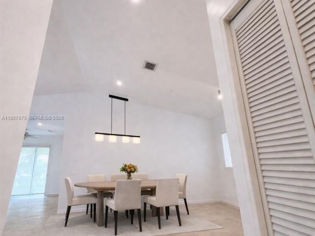 Продажа дома по адресу 2301 SW 22nd Ave - фото 7529349